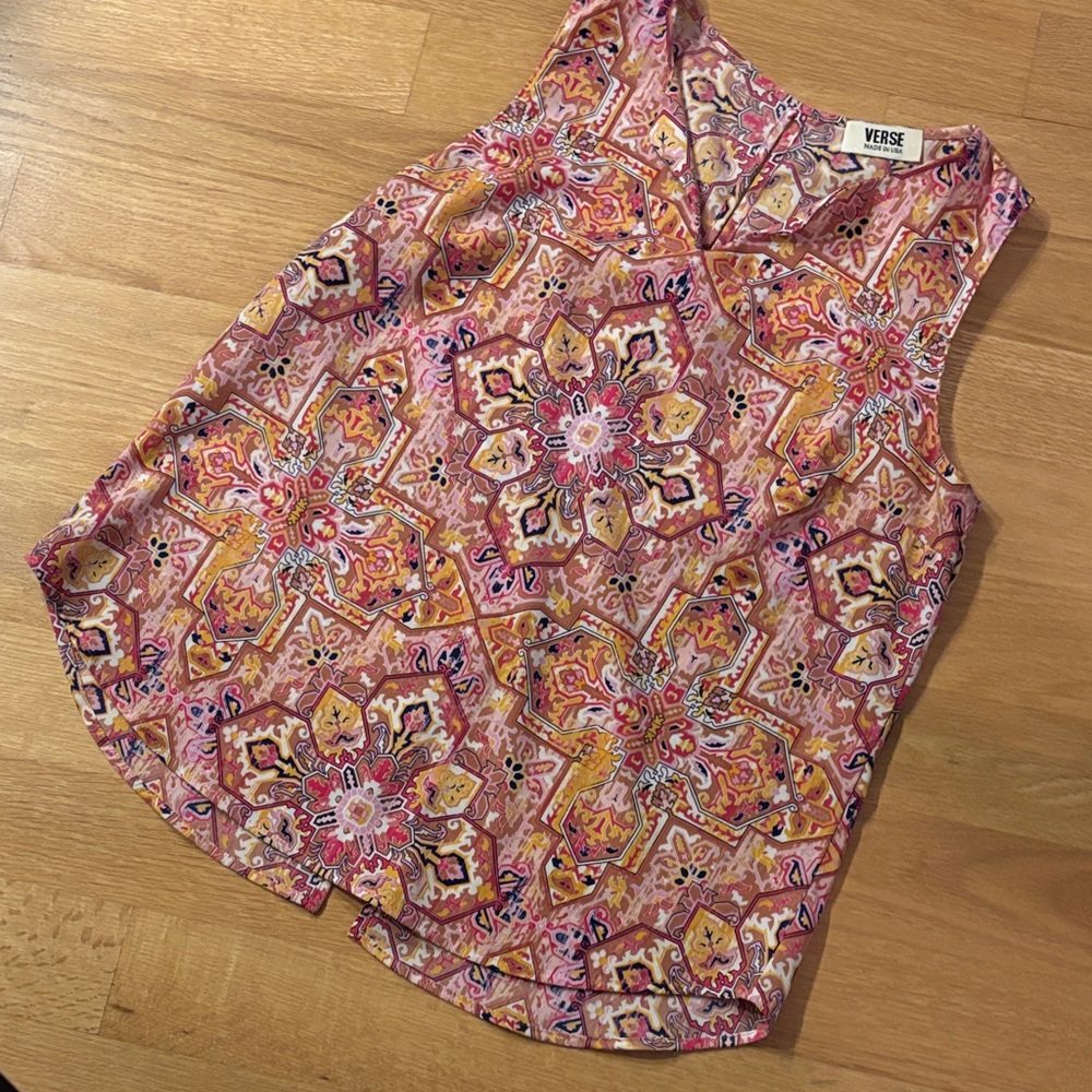 VERSA med - sleeveless top w/v-neck